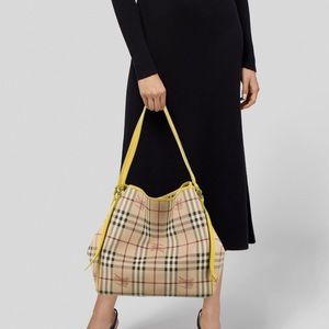 💯 authentic Burberry handbag like new with clutch are included no stains
